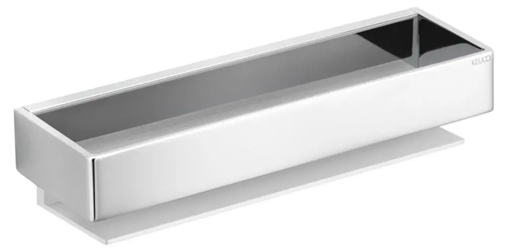 Duschkorb aus metallischem Material mit rechteckiger Form und glatter Oberfläche, montiert an einer Wand. Marke Keuco ist sichtbar.